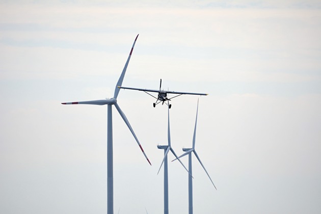 Pohled z letiště Thalmässing-Waizenhofen na přistávající Pilatus PC-6/B2-H2 Turbo