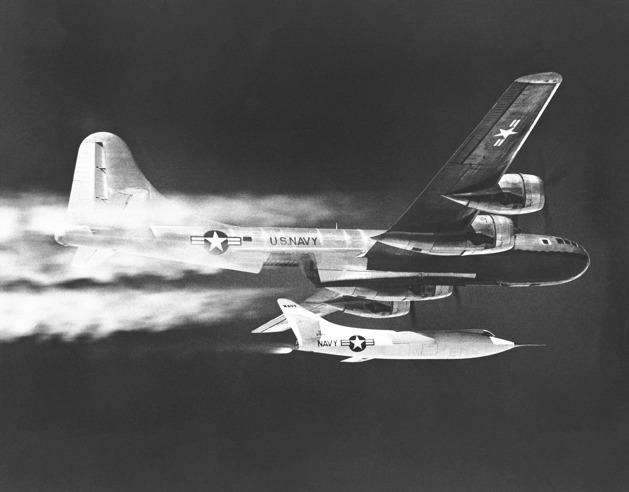 Odhození letounu D-558-II z mateřského nosiče