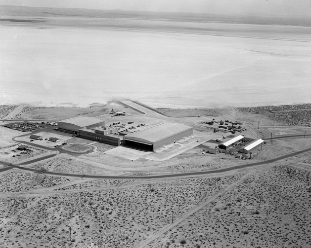 Budovy NACA High Speed Flight Station. Na stojánce je nosič Boeing P2B-1S Superfortress (Foto NASA)