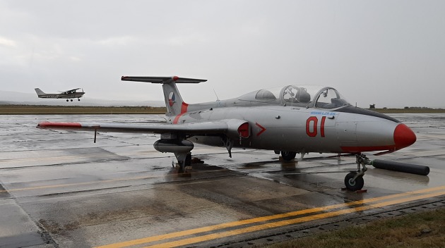 L-29 Delfín v dešti čekající na leteckém dni v Chebu. Foto: Tomáš Zach