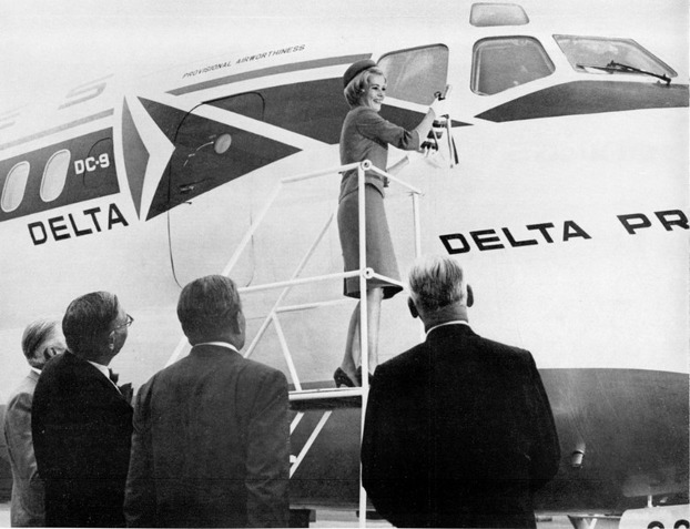 Stewardka Carol Marie Koberleinová křtí první Douglas DC-9 společnosti Delta Airlines.  Foto: Delta Digest 