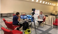 Pohled na „televizní studio“ FlyCzech v prostorách CATC na starém letišti Praha Ruzyně. Safety manager FlyCzech, Josef Pavlíček seznamuje více než 200 účastníků školení s programem celého večera Pohled na „televizní studio“ FlyCzech v prostorách CATC na starém letišti Praha Ruzyně. Safety manager FlyCzech, Josef Pavlíček seznamuje více než 200 účastníků školení s programem celého večera