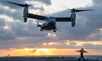 Filipínské moře (30. ledna 2021). Stroj MV-22B Osprey přidělený k 31. námořní expediční jednotce (MEU) přistává na letové palubě předsunuté obojživelné útočné lodi USS America (LHA 6). Amerika, vedoucí loď skupiny America Amphibious Ready Group, spolu s 31. námořní expediční jednotkou působí v oblasti odpovědnosti 7. flotily USA. Jejich úkolem je posílení interoperability se spojenci a partnery a případné nasazení jako síly rychlé reakce na obranu míru a stability v indo-pacifické oblasti. (Fotografie amerického námořnictva od specialisty na masovou komunikaci 3. třídy Jonathana D. Berliera) Filipínské moře (30. ledna 2021). Stroj MV-22B Osprey přidělený k 31. námořní expediční jednotce (MEU) přistává na letové palubě předsunuté obojživelné útočné lodi USS America (LHA 6). Amerika, vedoucí loď skupiny America Amphibious Ready Group, spolu s 31. námořní expediční jednotkou působí v oblasti odpovědnosti 7. flotily USA. Jejich úkolem je posílení interoperability se spojenci a partnery a případné nasazení jako síly rychlé reakce na obranu míru a stability v indo-pacifické oblasti. (Fotografie amerického námořnictva od specialisty na masovou komunikaci 3. třídy Jonathana D. Berliera)