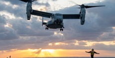 Filipínské moře (30. ledna 2021). Stroj MV-22B Osprey přidělený k 31. námořní expediční jednotce (MEU) přistává na letové palubě předsunuté obojživelné útočné lodi USS America (LHA 6). Amerika, vedoucí loď skupiny America Amphibious Ready Group, spolu s 31. námořní expediční jednotkou působí v oblasti odpovědnosti 7. flotily USA. Jejich úkolem je posílení interoperability se spojenci a partnery a případné nasazení jako síly rychlé reakce na obranu míru a stability v indo-pacifické oblasti. (Fotografie amerického námořnictva od specialisty na masovou komunikaci 3. třídy Jonathana D. Berliera)