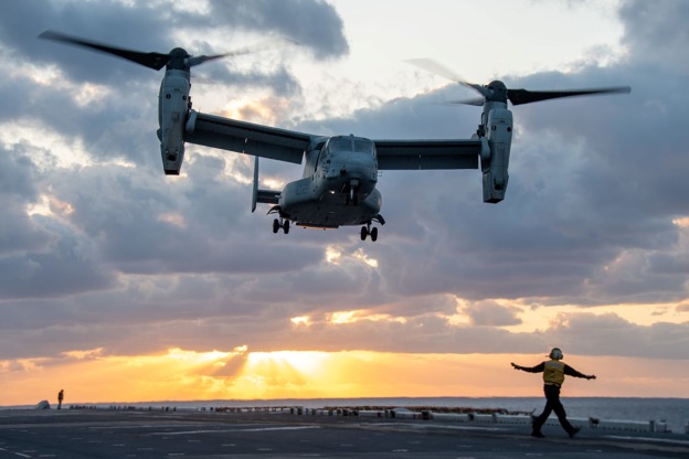 Filipínské moře (30. ledna 2021). Stroj MV-22B Osprey přidělený k 31. námořní expediční jednotce (MEU) přistává na letové palubě předsunuté obojživelné útočné lodi USS America (LHA 6). Amerika, vedoucí loď skupiny America Amphibious Ready Group, spolu s 31. námořní expediční jednotkou působí v oblasti odpovědnosti 7. flotily USA. Jejich úkolem je posílení interoperability se spojenci a partnery a případné nasazení jako síly rychlé reakce na obranu míru a stability v indo-pacifické oblasti. (Fotografie amerického námořnictva od specialisty na masovou komunikaci 3. třídy Jonathana D. Berliera)