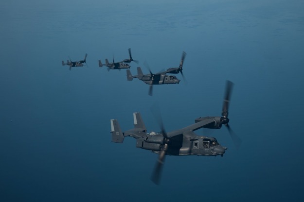 Letouny CV-22 Osprey amerického letectva létají ve formaci v oblasti odpovědnosti ústředního velení USA (USCENTCOM) 29. ledna 2021. Posláním CV-22 je provádět mise pro infiltraci, exfiltraci a doplňování zásob v oblasti odpovědnosti USCENTCOM. (Foto amerického letectva od štábu seržanta Seana Carnese)