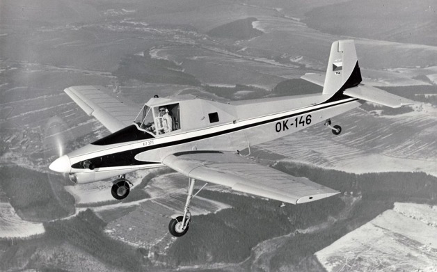 První prototyp “Turbočmeláka” XZ-37 T s motorem M-601 B byl postaven v LETu Kunovice a 3. 9. 1981 byl zalétán jako OK-146 zkušebním továrním pilotem Františkem Srncem (Foto archiv LMKU)