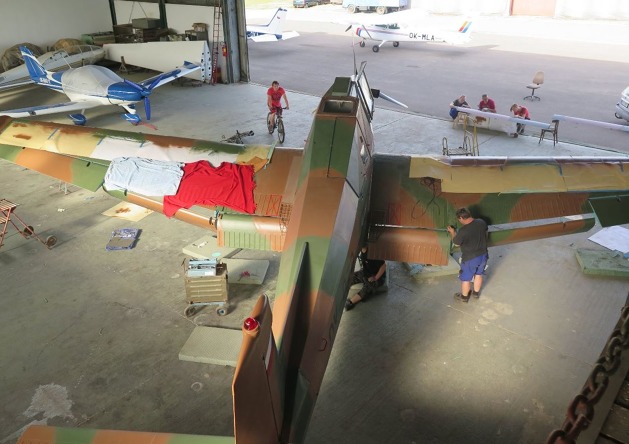 Rekonstrukce v závěru finišovala tak, aby mohl být letoun představen na každoroční červnové akci pro děti Odlétáme na prázdniny 2017 s podtitulem Military den Kunovice. (Foto: Albert Orlita)