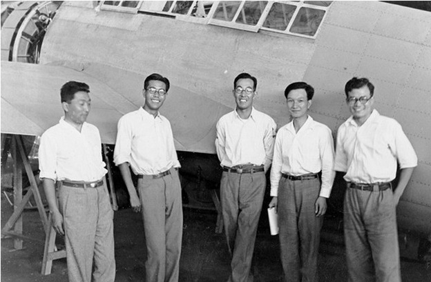 Tým konstruktérů A6M1. Dr.  Džiró Horikoši je ve středu skupiny, jeho asistent Yoshitoši Sone pak zcela vlevo. Foto Mitsubishi Kokuki K.K.