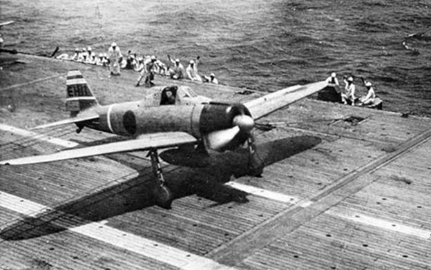Sériový A6M2 Typ 21 na palubě letadlové lodi