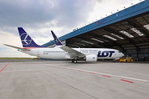 csat_lot_b737_max_prague_airport_1.jpg