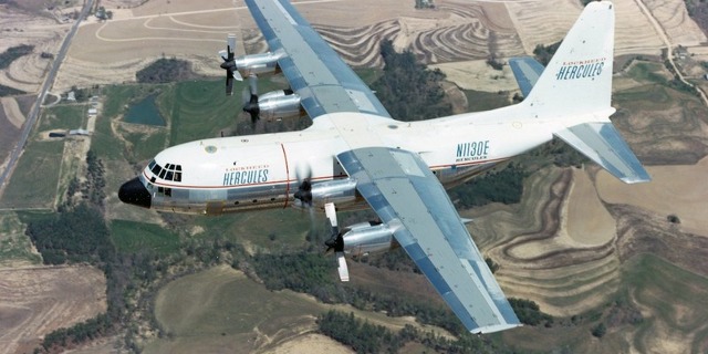 Lockheed L-100 N1130E při památném letu. Oba vnější motory jsou vypnuté a vrtule zapraporované. Foto: Lockheed Martin