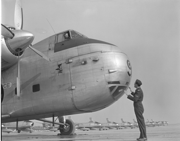 Bristol Freighter RCAF před stojánkou letounů Canadair Sabre