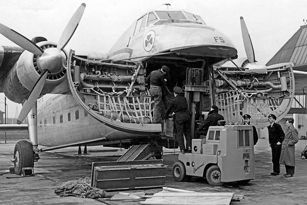 Nakládání bristolu Freighter společnosti Aer Lingus