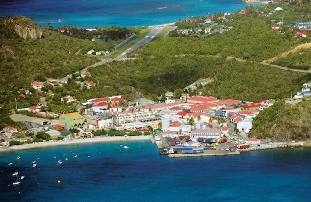 Ostrov Svatého Bartoloměje, letiště a městečko Gustavia