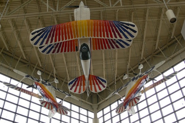 02_Trojice akrobatických letounů Christen Eagle II zavěšených v lobby muzea
