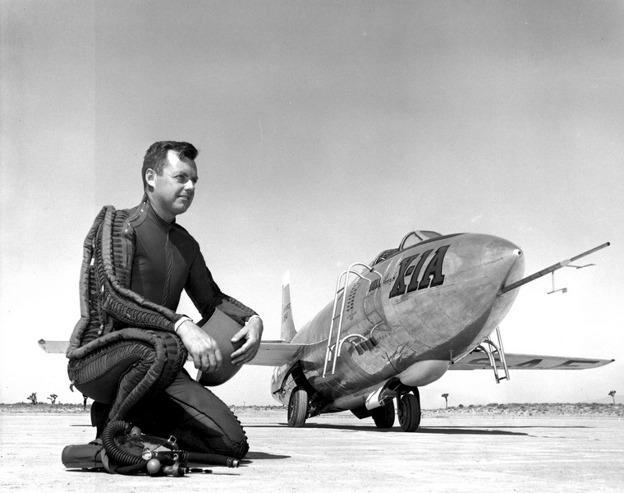 Major Arthur Warren „Kit“ Murray a Bell X-1A po rekordním letu. Foto: NASA