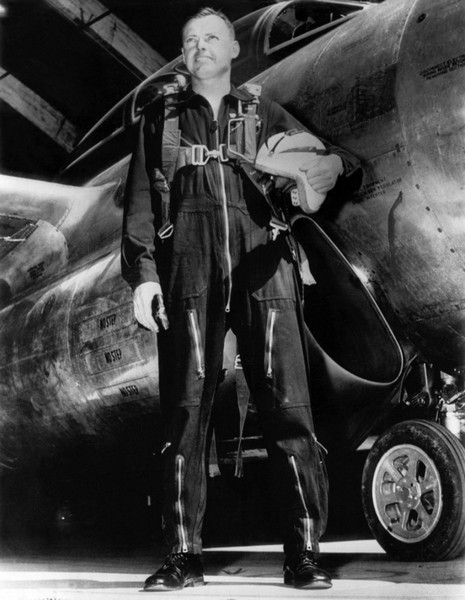 Major Arthur Warren Murray před letounem Northrop F-89 Scorpion. Foto: USAF