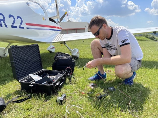 Petr Dvořák chystá techniku. Foto: Tereza Kadrnožková