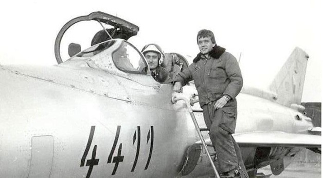 V kabině Honza Zezulka, na žebříku technik letounu Radek Píchal