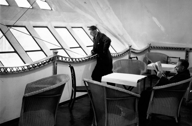 Společenská místnost pro pasažéry na palubě R100 s vyhlídkovými okny