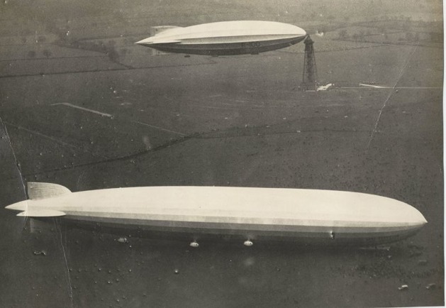 Společná fotografie vzducholodí Graf Zeppelin a R100 nabízí jedinečné srovnání jejich koncepce