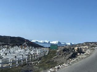 Hřbitov a kry v Ilulissatu