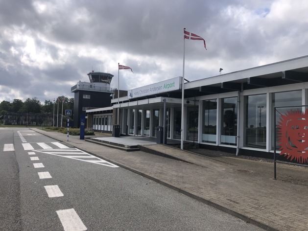 Terminál a věž letiště Hanse Christiana Andersena v Odense