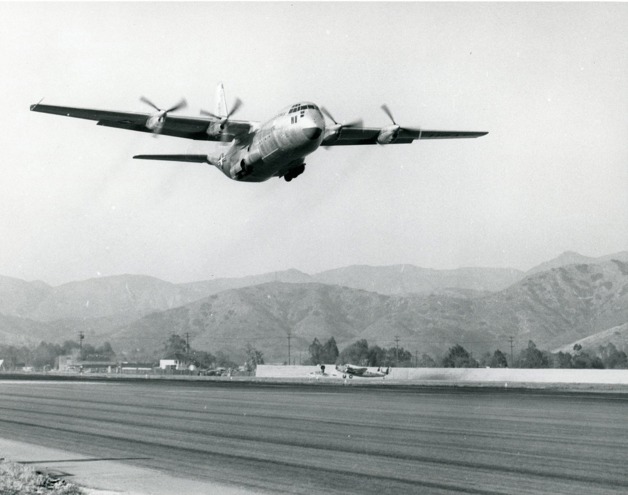 Prototyp YC-130 vzlétá z Burbanku ke svému prvnímu letu (Foto: Lockheed Martin)