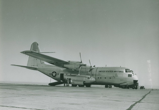 Lockheed YC-130 (53-3397) na ploše Edwardsovy vojenské letecké základny (Foto: USAF)