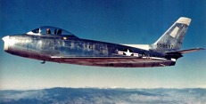 Zkušební pilot George S. Welch v kokpitu prvního ze tří prototypů XP-86 (45-59597). Foto: North American Aviation, Inc.