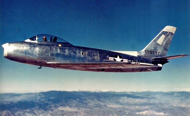Zkušební pilot George S. Welch v kokpitu prvního ze tří prototypů XP-86 (45-59597). Foto: North American Aviation, Inc.