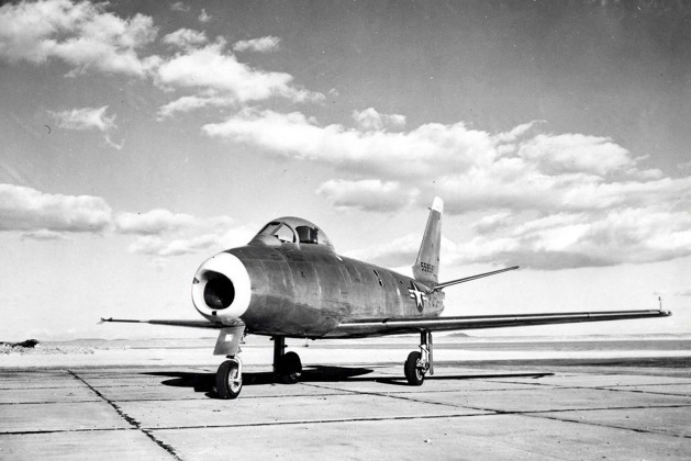 North American Aviation Model NA-140, první prototyp XP-86 (45-59597) na ploše letiště Muroc AAF, 1947. Foto: U.S. Air Force