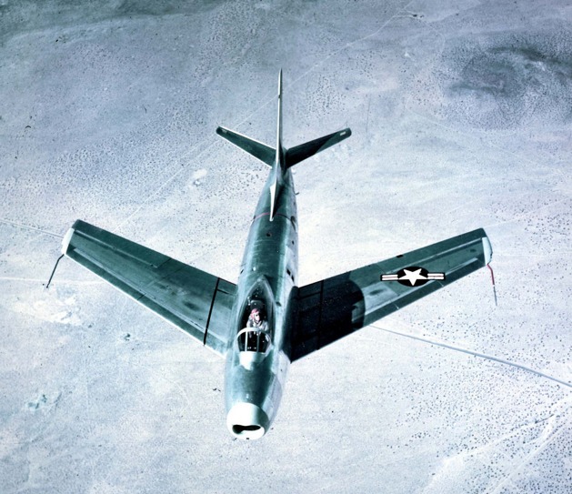 Na tomto záběru XP-86 je dobře vidět šípové křídlo letounu. Pilotuje George S. Welch ve své charakteristické oranžové helmě. Foto: North American Aviation, Inc. 