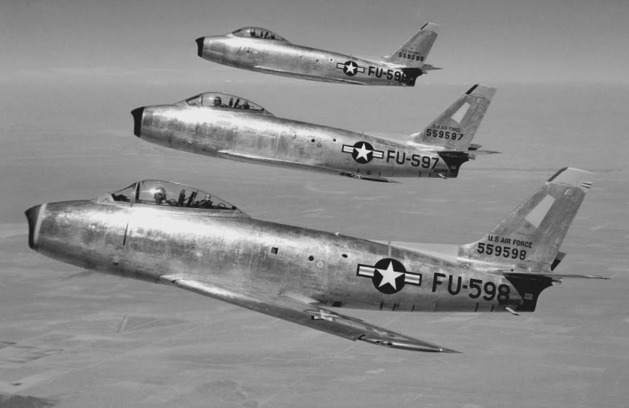 Všechny tři prototypy XP-86 ve skupinovém letu. Odpředu dozadu 45-59598, 45-59597 a 45-59599. Foto: National Archives and Records Administration