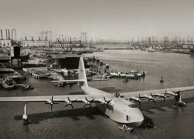 H-4 Hercules na hladině přístavu v Los Angeles