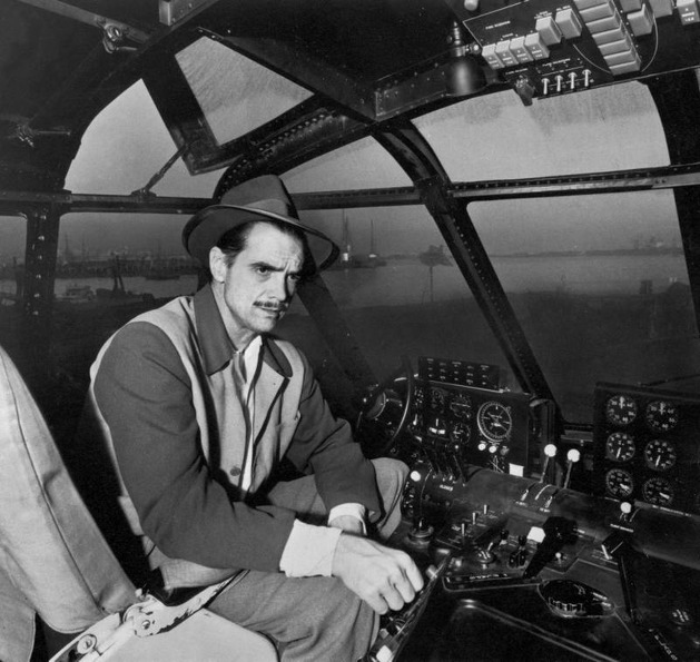 Howard Hughes v kokpitu letounu H-4 Hercules dne 6. listopadu 1947 při rozhovoru pro časopis LIFE. Foto: J.R.Eyerman/LIFE-Magazine