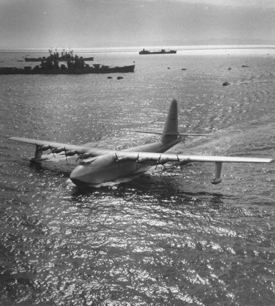 H-4 Hercules pojíždí po hladině zálivu dne 2. listopadu 1947