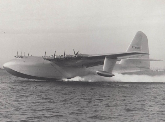 H-4 Hercules se rozjíždí ke vzletu dne 2. listopadu 1947