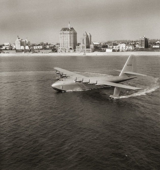 Howard Hughes manévruje s H-4 Herculesem před zahájením vzletu
