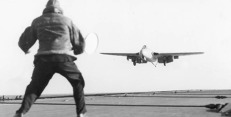 Sea Vampire Mk. 10 pilotovaný Lt Cdr Eric „Winkle“ Brown se blíží k palubě HMS Ocean Sea Vampire Mk. 10 pilotovaný Lt Cdr Eric „Winkle“ Brown se blíží k palubě HMS Ocean