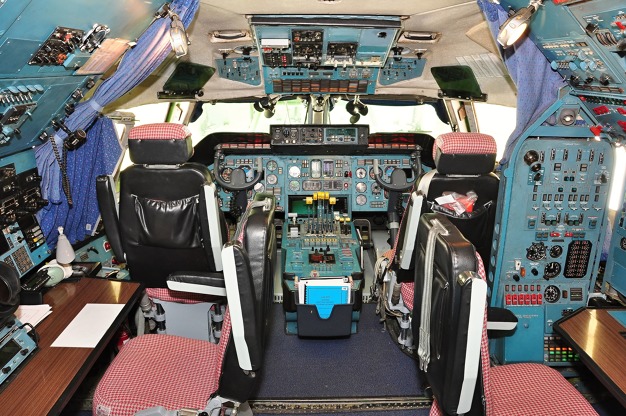 v kokpitu je prostor pro dva piloty, dva letové inženýry, navigátora a radistu