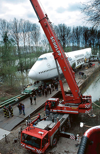 abladen_vom_ponton_im_naturhafen_speyer.jpg