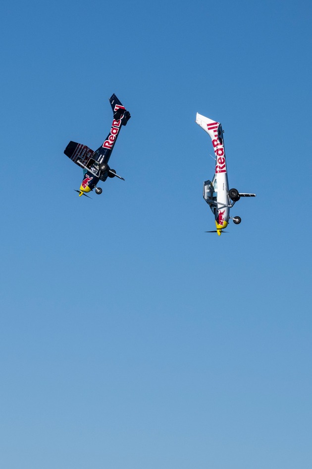 plane_swap_luke_aikins,_andy_farrington_red_bull_content_pool0.jpg