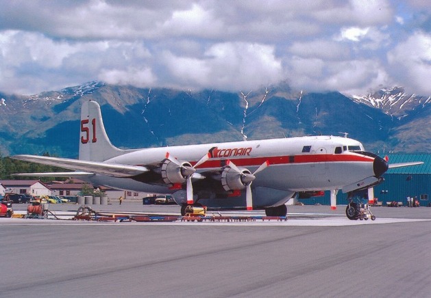 Douglas DC-4 v roli vodního bombardéru Foto: archiv autora