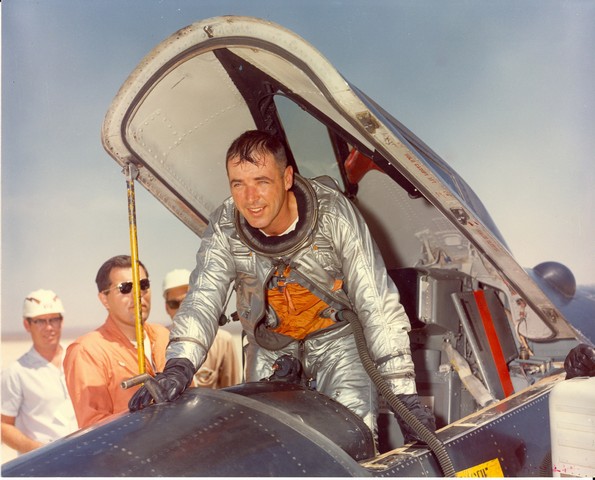 Robert „Bob“ Michael White po úspěšném experimentálním letu