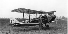 Prototyp DH.60 (G-EBKT) v původním zbarvení / Foto: BAE 01-gebkt-with-james-norman.jpg