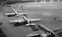 1_letouny_douglas_c-47_na_ploše_letiště_tempelhof_tn.jpg