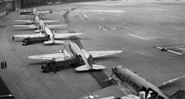 Letouny Douglas C-47 na ploše letiště Tempelhof