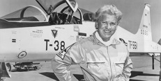 Jacqueline Cochran s letounem Northrop T-38A Talon, Foto: USAF 01_jacqueline_cochran_s_letounem_northrop_t-38a_talon_foto_usaf.jpg